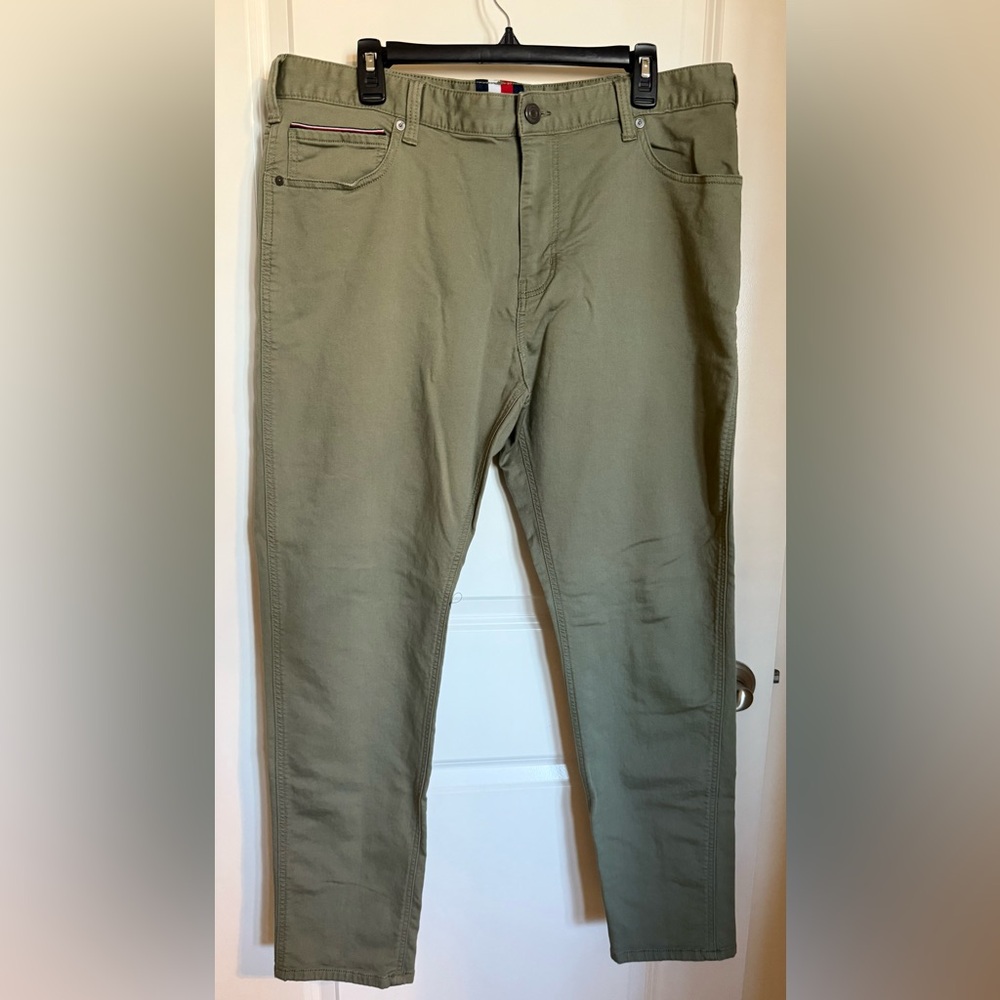 Men’s Tommy Hilfiger Green Stretch Chino Pants Size 38/32 NWOT
